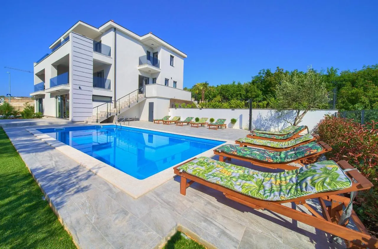 Apartments Paola & Karla With Pool Krk Town