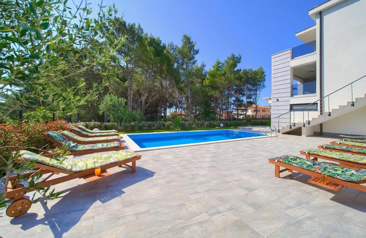 Apartments Paola & Karla With Pool Krk Town