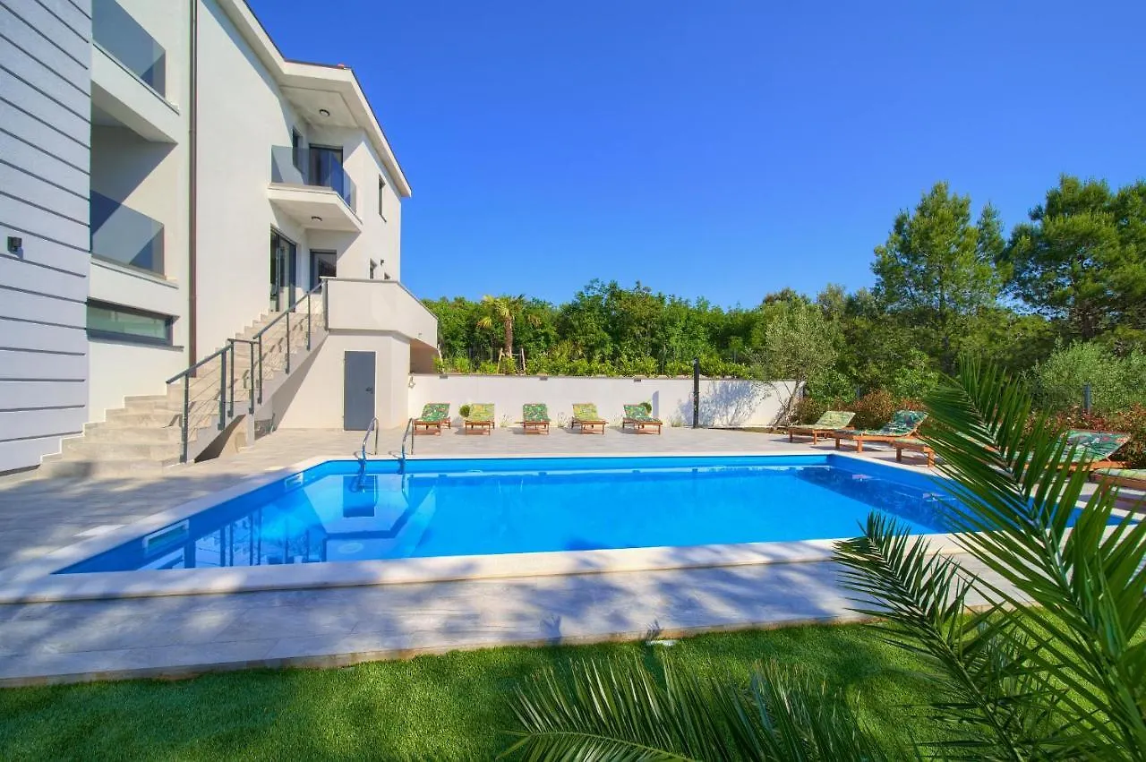 Apartments Paola & Karla With Pool Krk Town 0*,