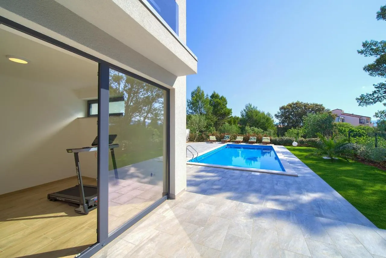 Apartments Paola & Karla With Pool Krk Town