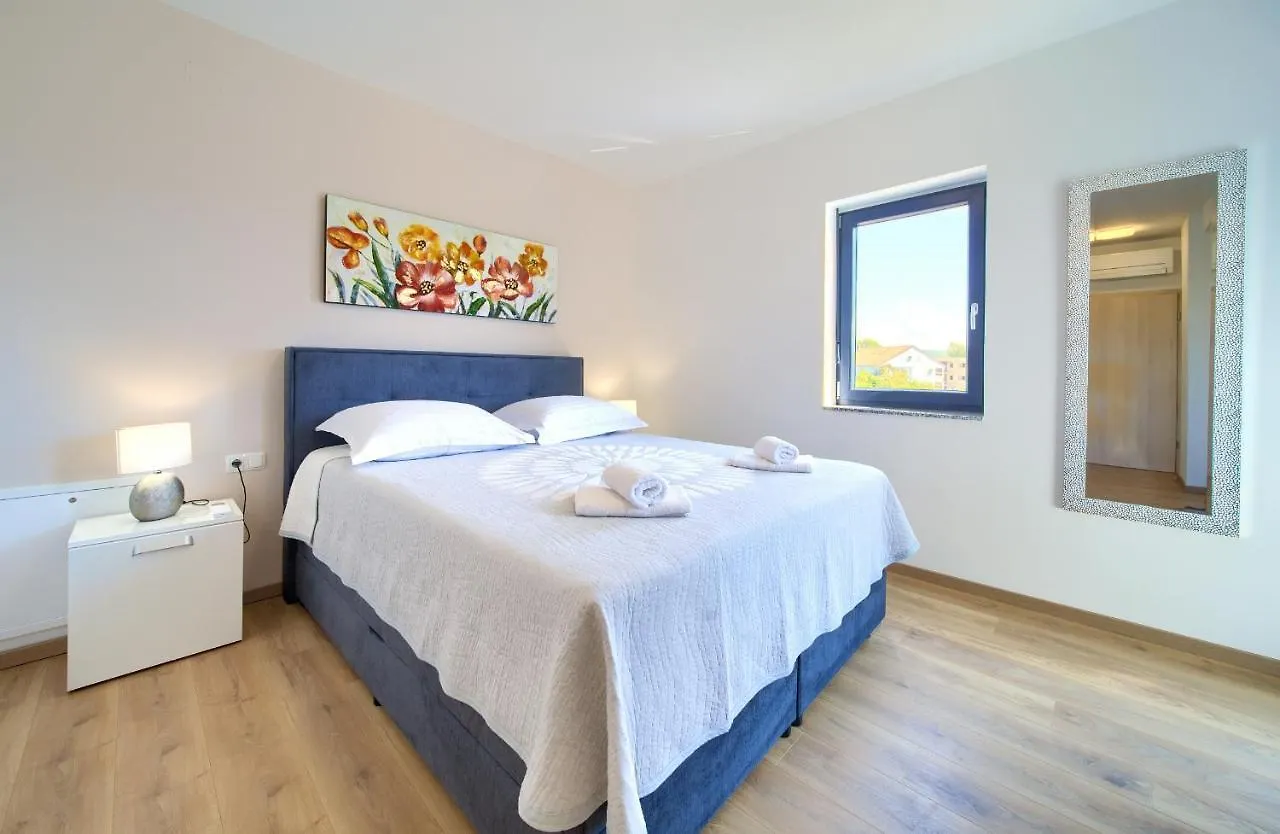 Apartments Paola & Karla With Pool Krk Town 0*,