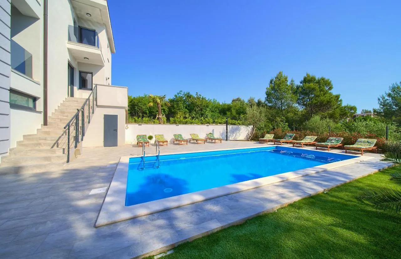 Apartments Paola & Karla With Pool Krk Town