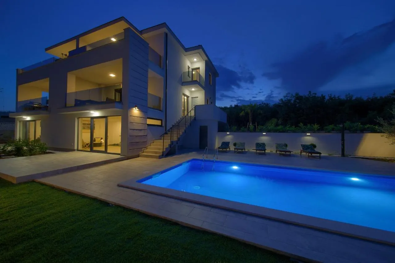 Apartments Paola & Karla With Pool Krk Town