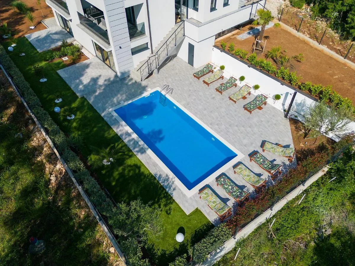 Apartments Paola & Karla With Pool Krk Town