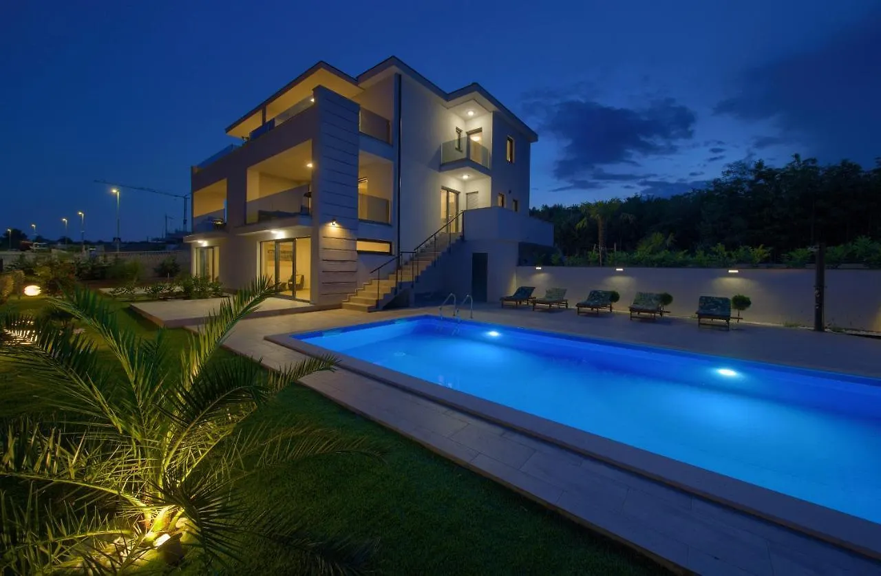 Apartments Paola & Karla With Pool Krk Town