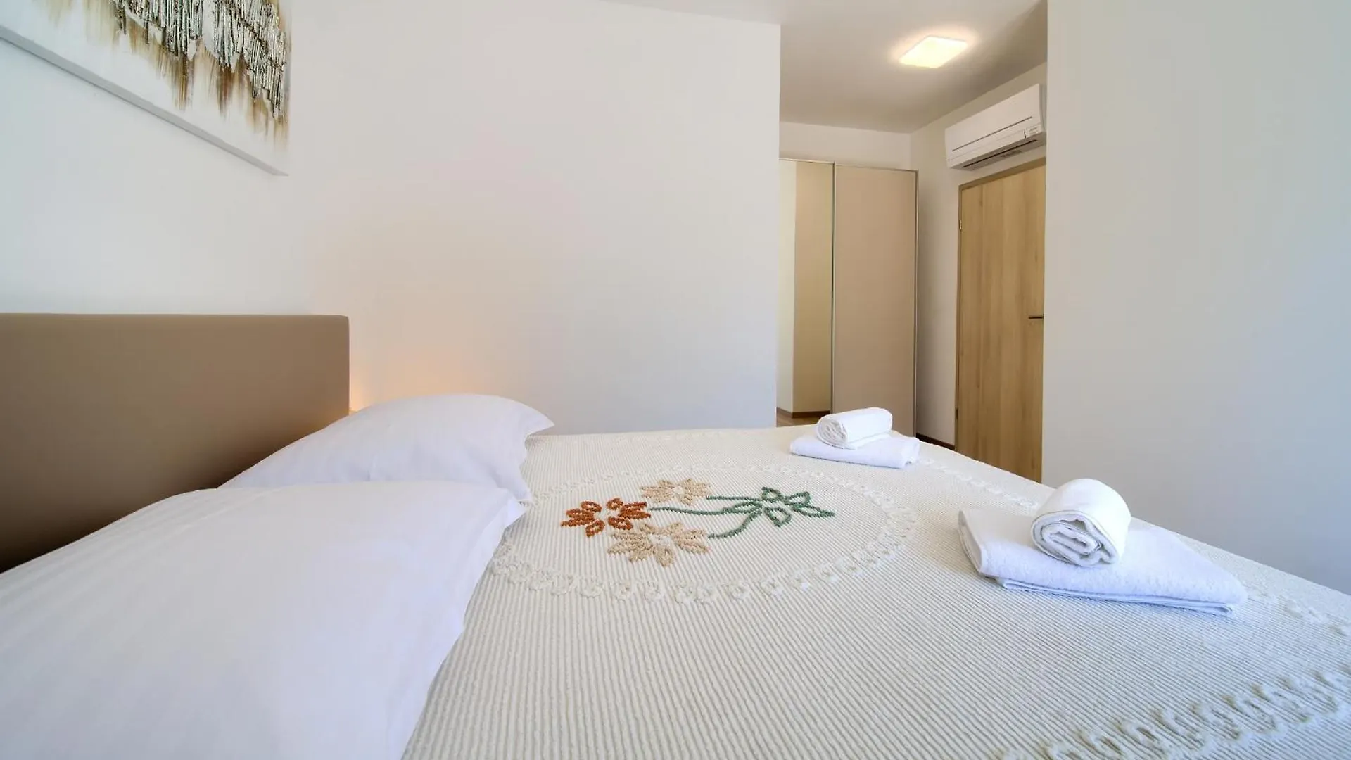 Apartments Paola & Karla With Pool Krk Town
